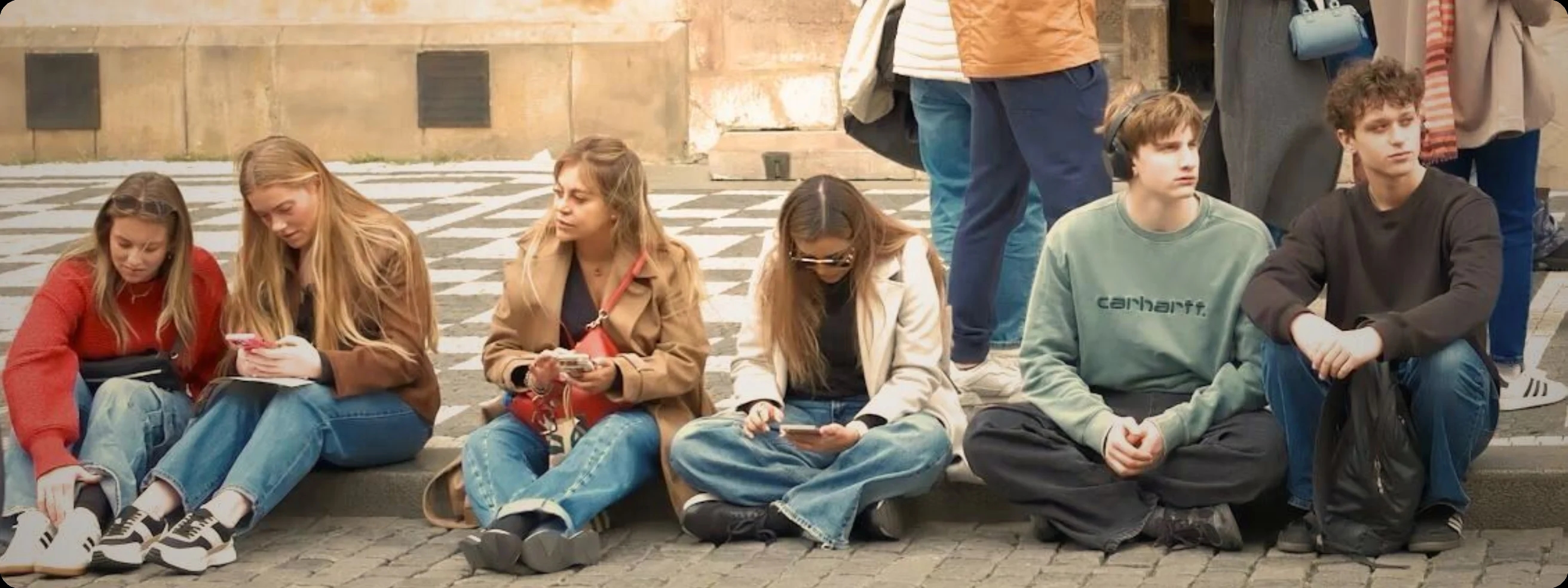 Fotografía de un grupo de tres adolescentes